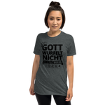 Gott würfelt nicht T-Shirt an Model
