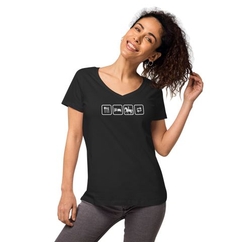 Essen, Schlafen, Reiten, Wiederholung / Eng anliegendes Shirt mit V-Ausschnitt