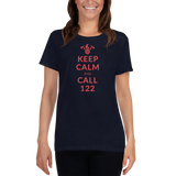Keep calm and call 122 / Kurzärmeliges T-Shirt für Damen